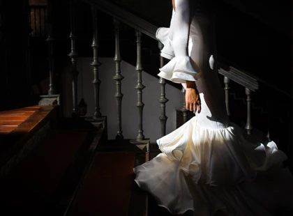 Detalle de flamenca bajando las escaleras