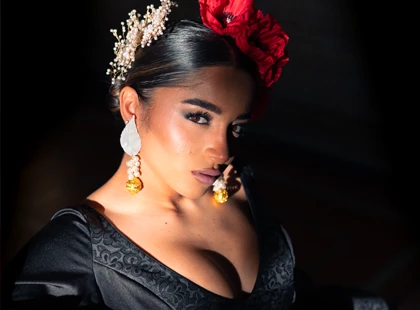 Retrato flamenco con luz natural en Sevilla