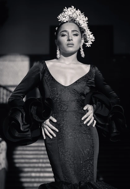 Retrato vertical de flamenca en Sevilla