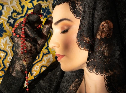 Retrato a Laura Borrego en una sesión de mantilla con luz natural en Sevilla