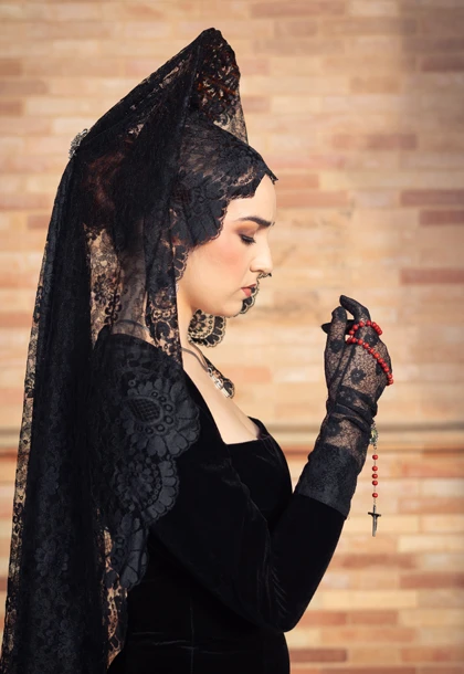 Laura Borrego de mantilla